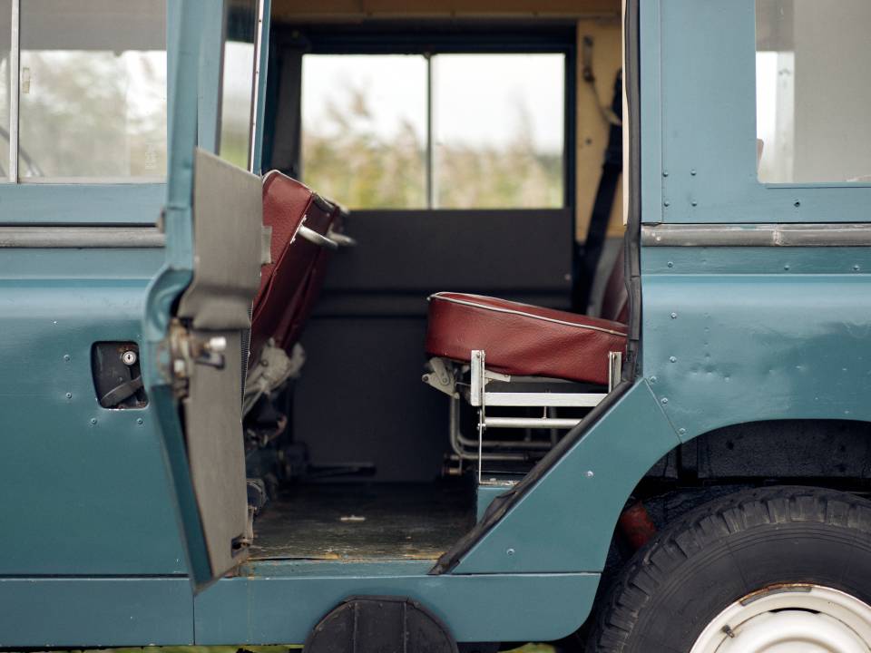 Image 28/69 of Land Rover 109 (1962)