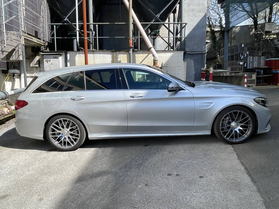 Image 2/26 of Mercedes-Benz C 63 AMG T (2020)