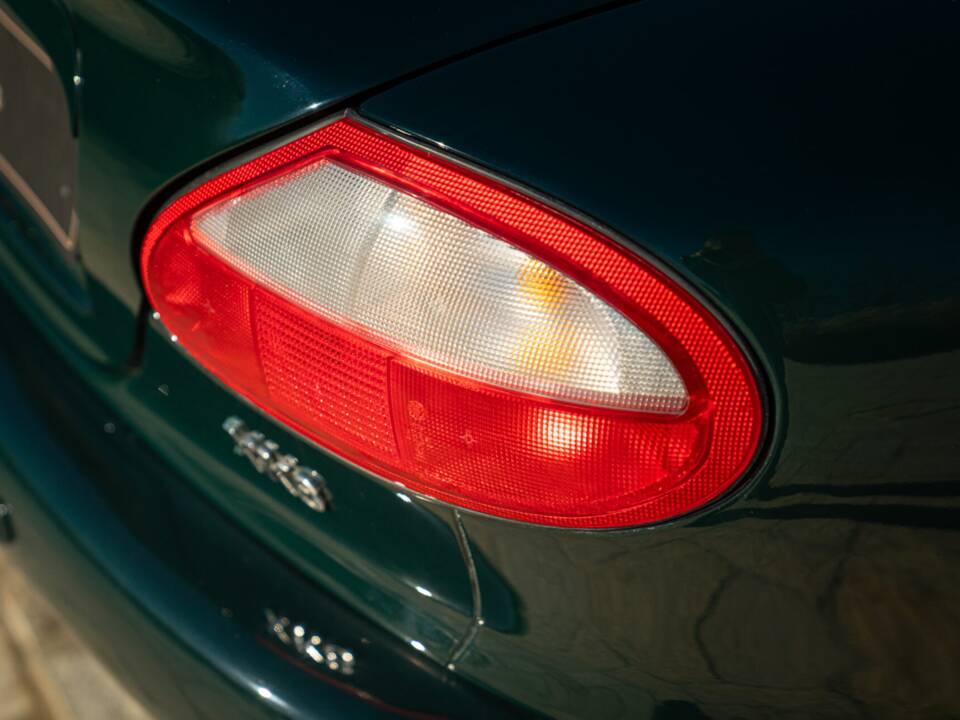 Image 18/50 de Jaguar XK8 4.0 (1998)