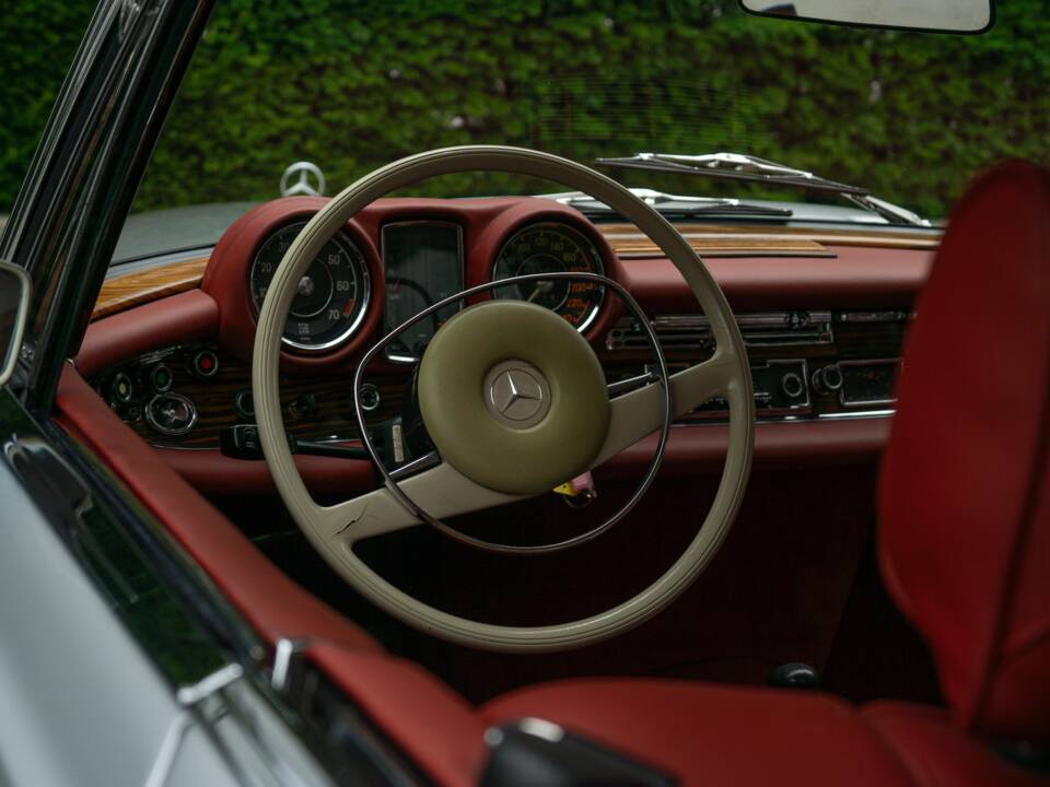 Image 54/95 of Mercedes-Benz 280 SE 3,5 (1970)