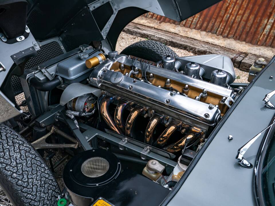 Image 30/34 de Jaguar E-Type (1968)