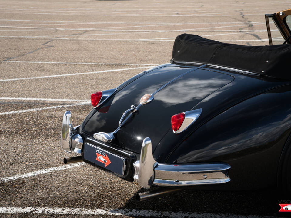 Immagine 19/47 di Jaguar XK 140 DHC (1956)