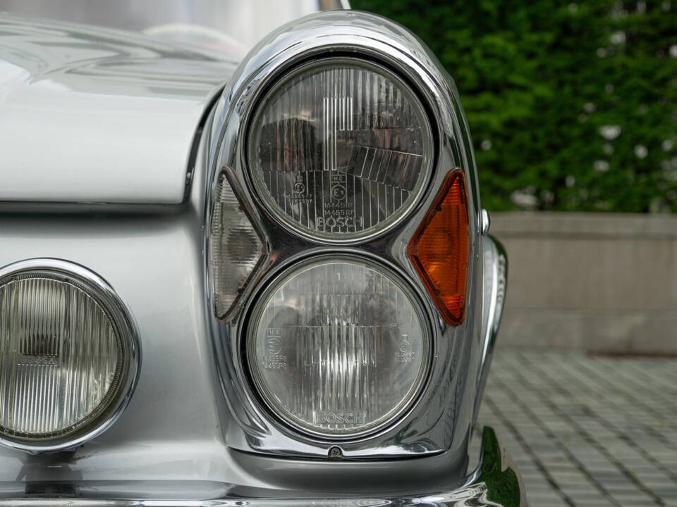 Image 32/95 of Mercedes-Benz 280 SE 3,5 (1970)