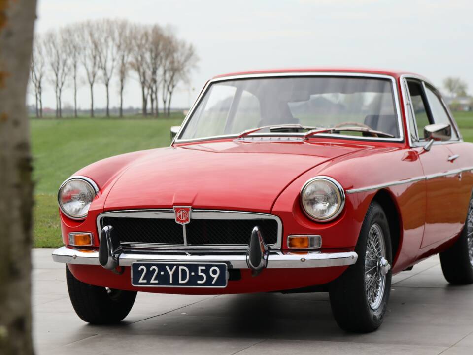 Image 38/50 of MG MGB GT (1974)