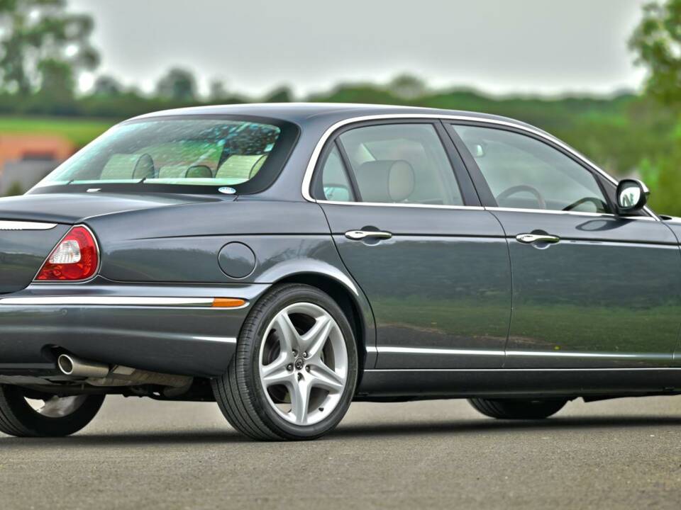 Image 10/50 of Jaguar XJ 8 4.2 (2007)