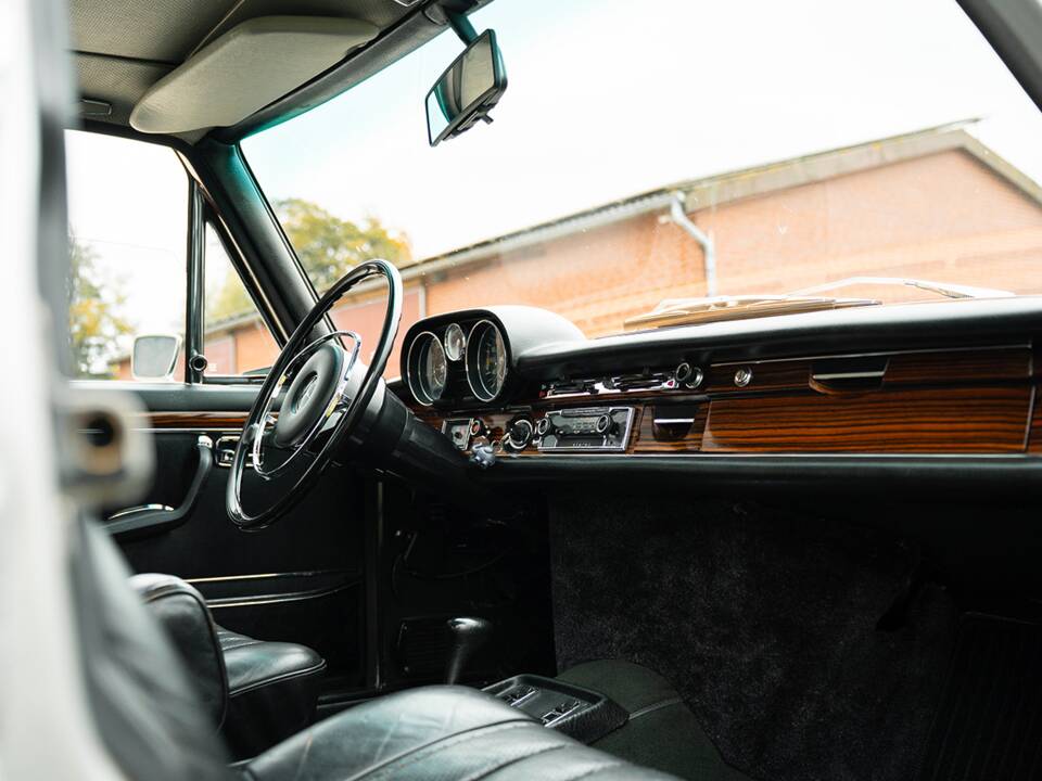 Image 29/50 of Mercedes-Benz 300 SEL 6.3 (1970)