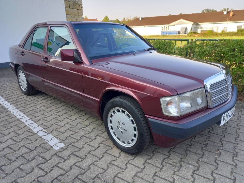 Image 15/137 of Mercedes-Benz 190 E 1.8 Avantgarde &quot;Rosso&quot; (1992)