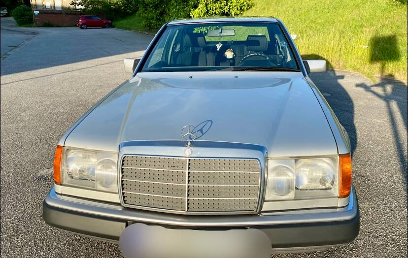 Immagine 2/19 di Mercedes-Benz E 200 (1993)