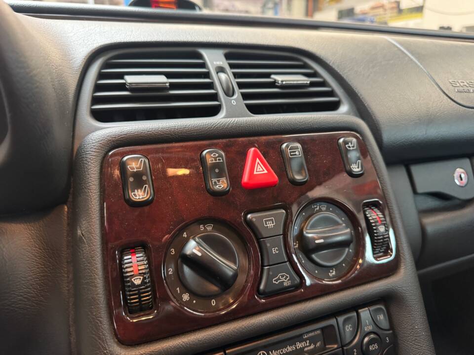 Image 26/50 of Mercedes-Benz CLK 230 Kompressor (2001)