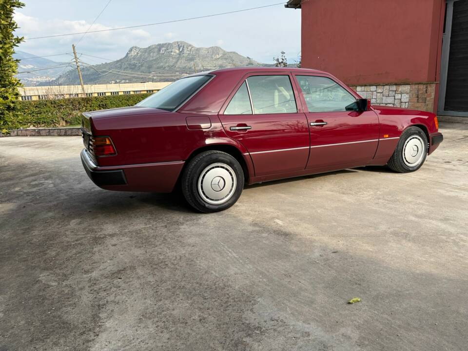 Afbeelding 5/46 van Mercedes-Benz 200 E-16 (1993)