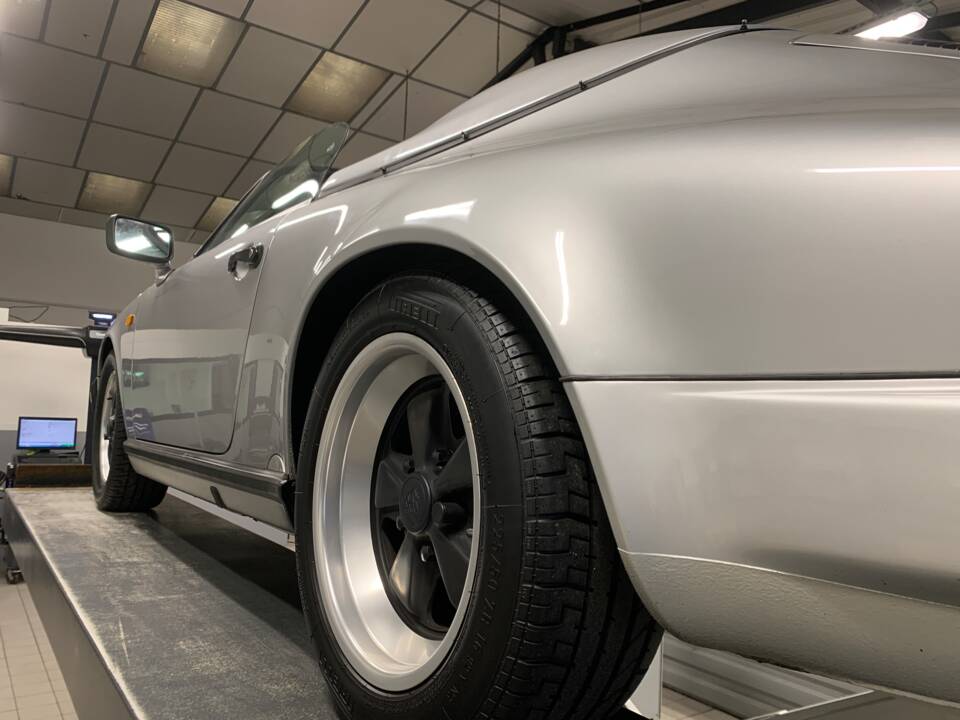 Image 60/132 of Porsche 911 Speedster 3.2 (1989)