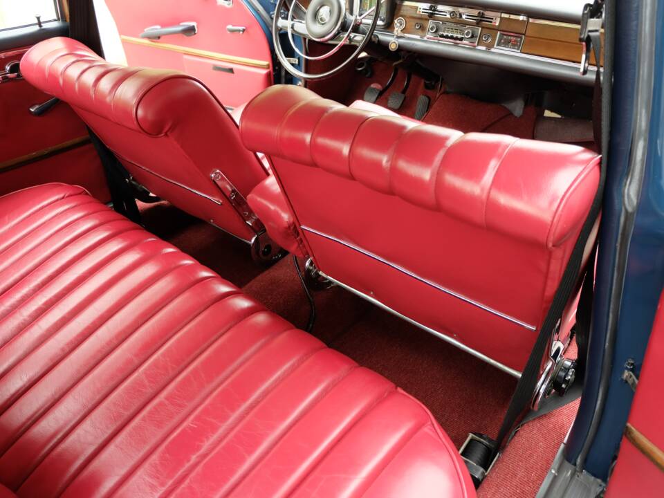 Image 29/76 de Mercedes-Benz 220 S b (1963)