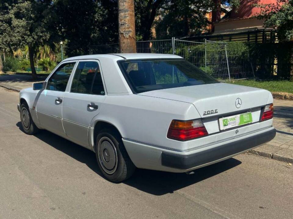 Image 7/48 of Mercedes-Benz E 200 (1991)