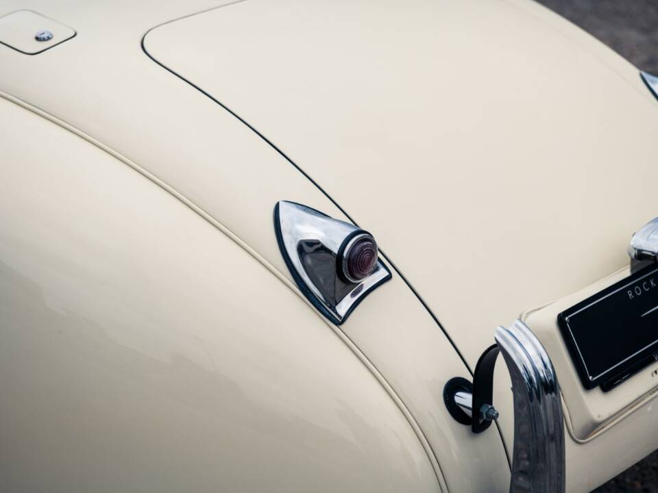 Image 32/45 of Jaguar XK 120 OTS (1950)