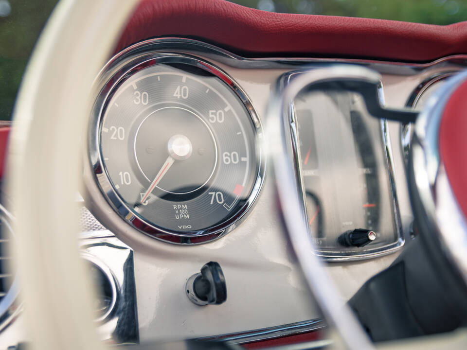 Image 43/60 of Mercedes-Benz 230 SL (1967)