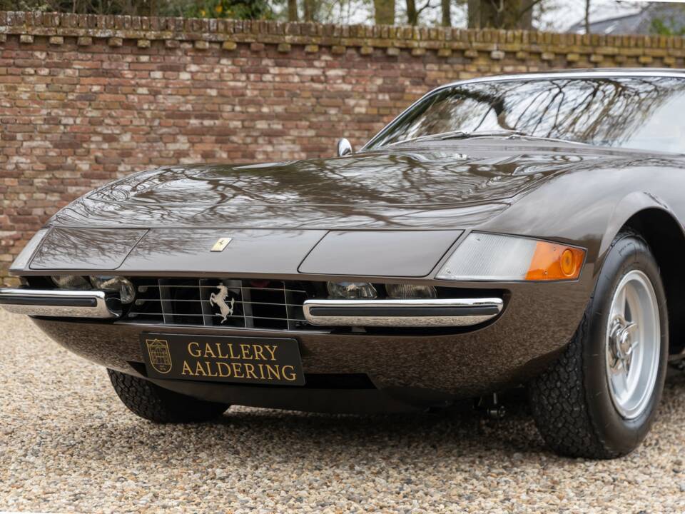 Image 37/50 de Ferrari 365 GTB/4 Daytona (1974)