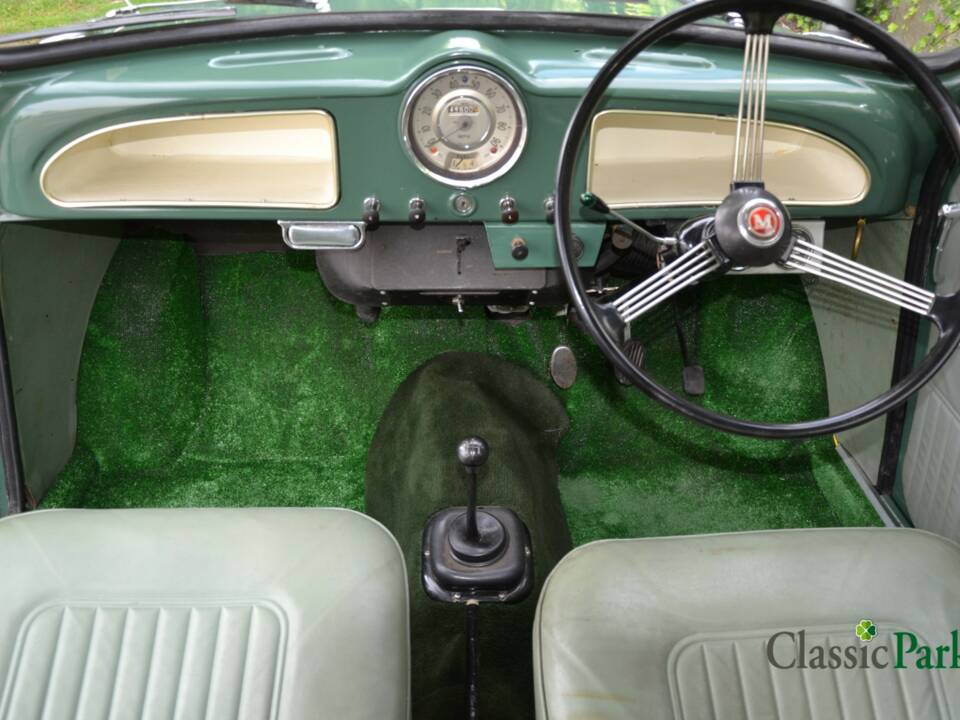 Image 11/50 of Morris Minor 1000 Traveller (1964)