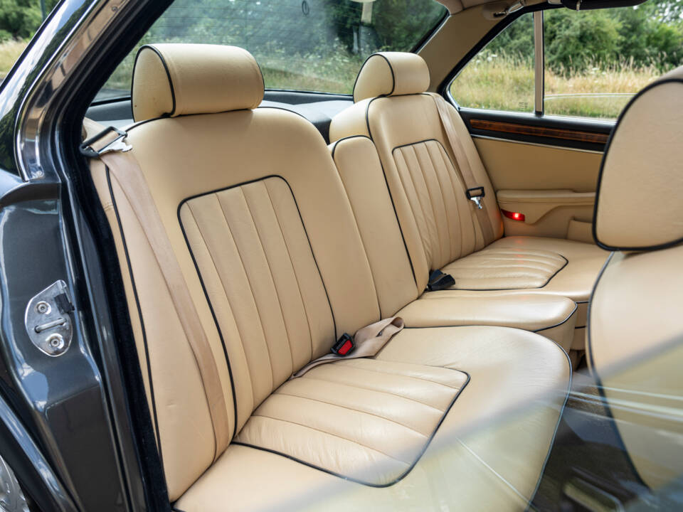 Image 22/23 of Daimler Double Six (1992)