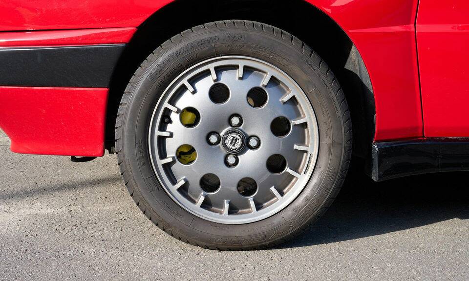 Imagen 6/8 de Lancia Delta HF Integrale 16V (1990)