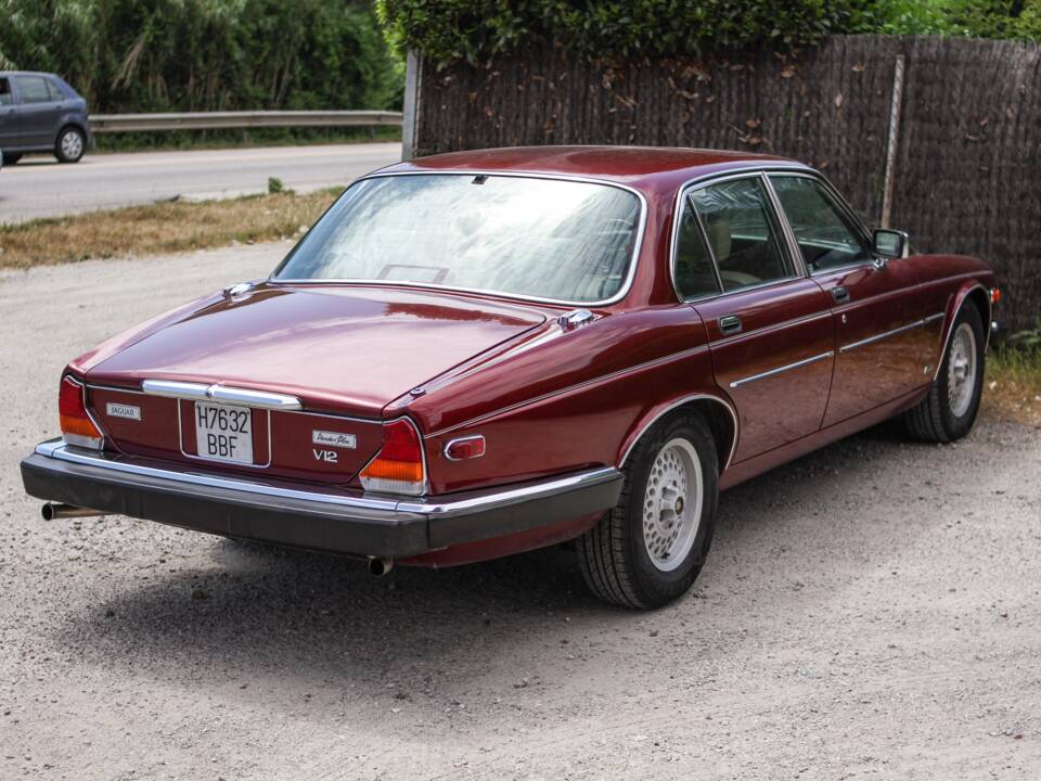 Image 7/44 of Jaguar XJ 12 (1990)