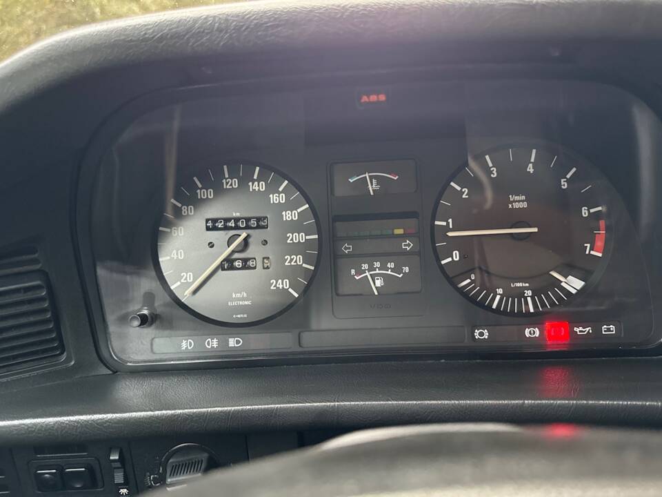 Bild 30/47 von BMW 528i (1986)