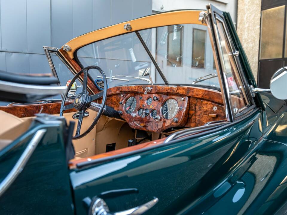 Image 21/41 of Jaguar XK 140 DHC (1955)