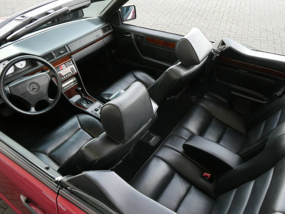 Image 17/25 of Mercedes-Benz 300 CE-24 3.4 AMG (1994)
