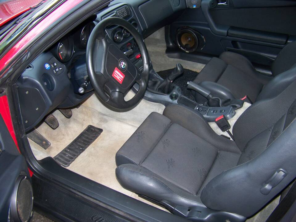 Immagine 9/15 di Alfa Romeo GTV 2.0 Twin Spark (1996)