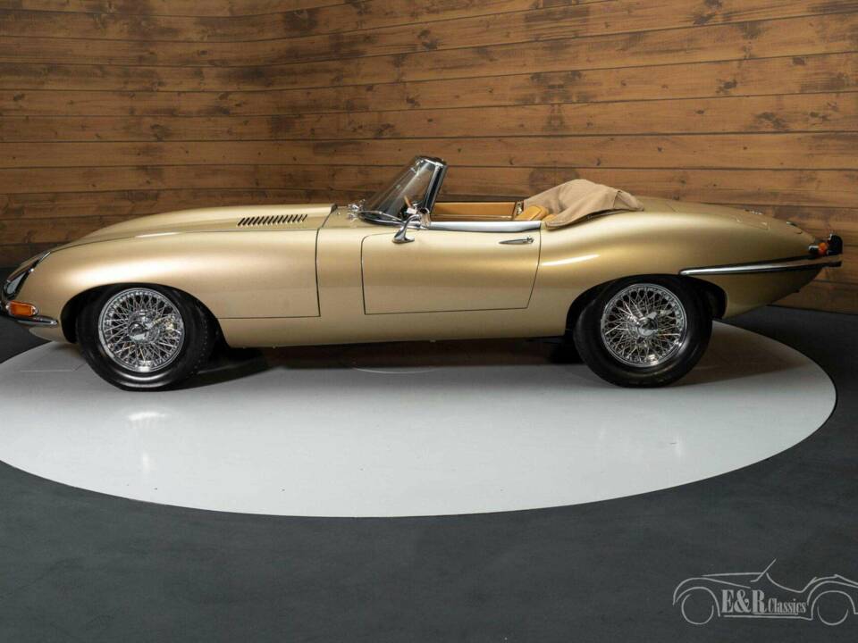 Image 15/18 de Jaguar E-Type (1967)