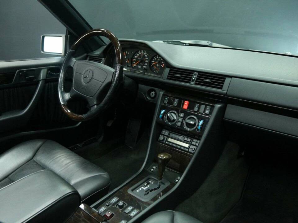 Immagine 20/30 di Mercedes-Benz E 320 &quot;Final Edition&quot; (1997)