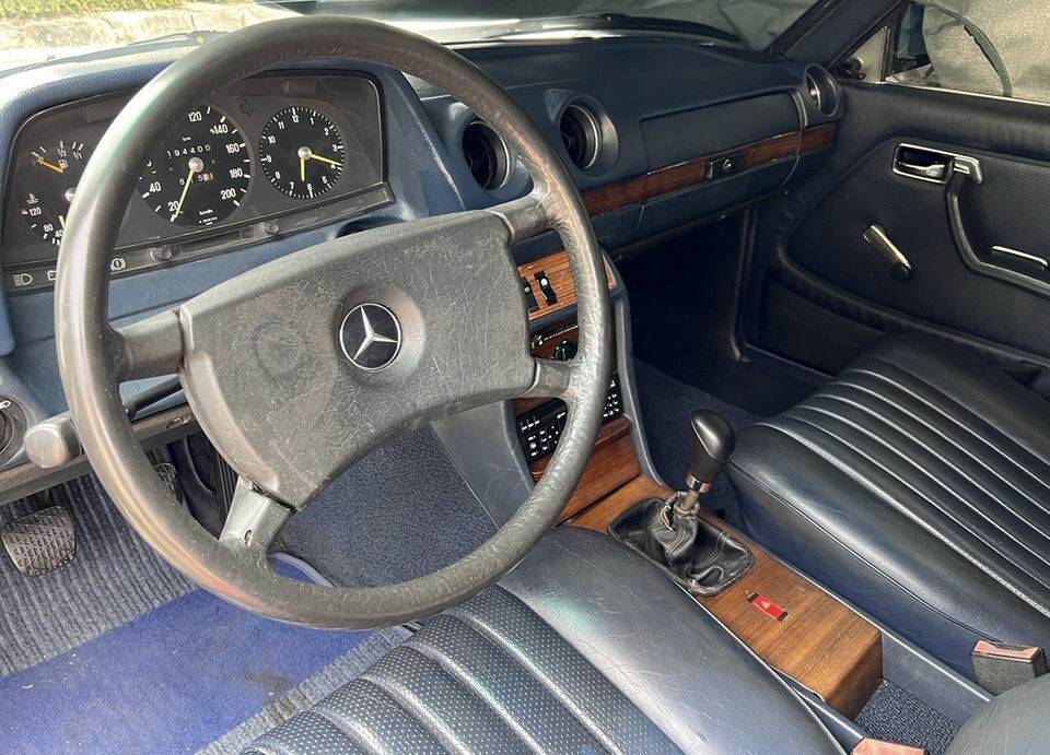 Image 2/8 of Mercedes-Benz 230 CE (1982)