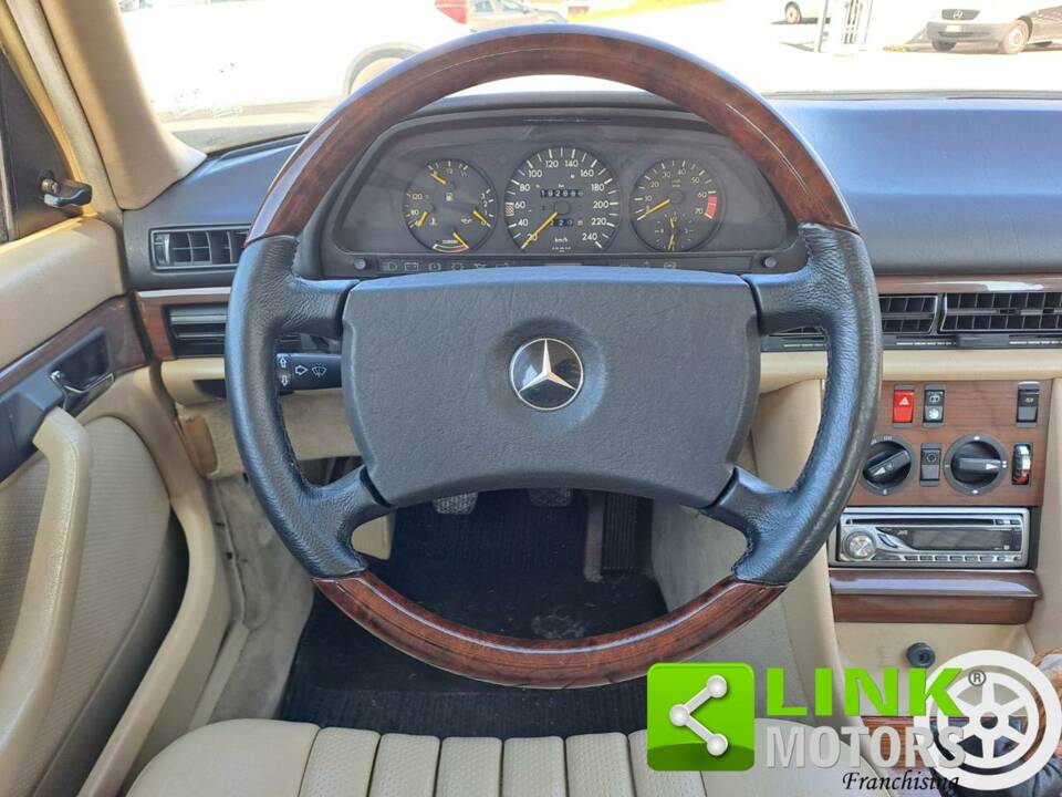 Image 7/10 of Mercedes-Benz 300 SEL (1990)