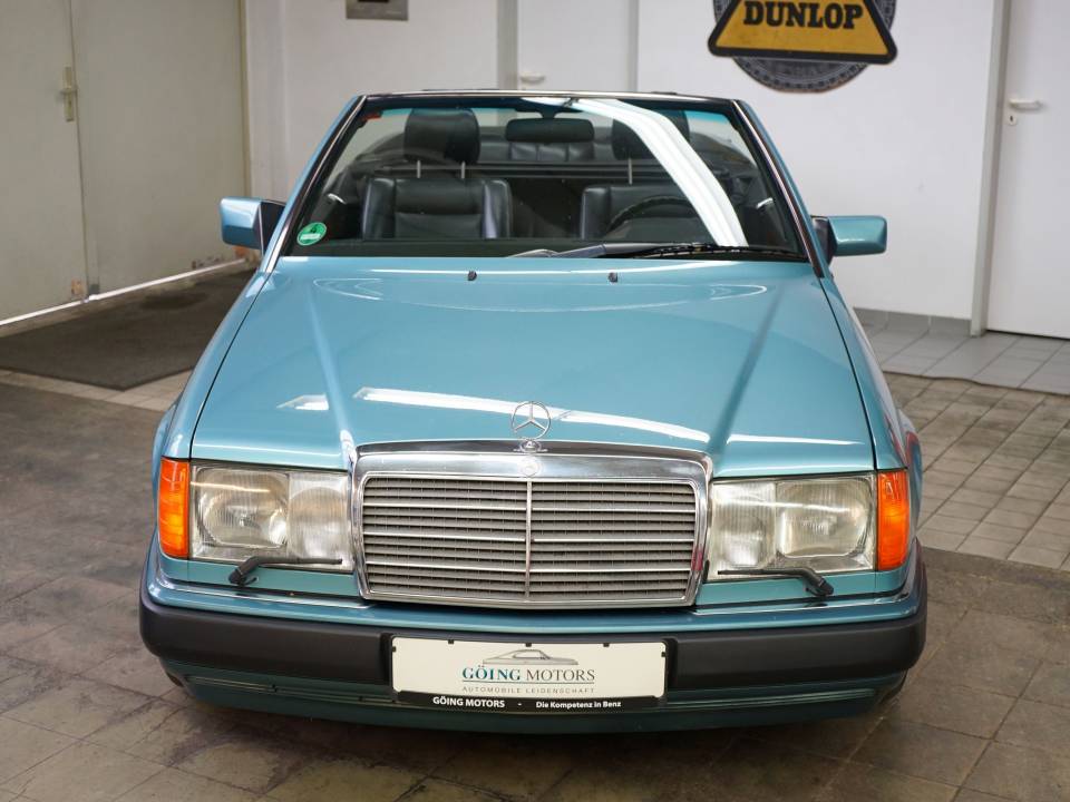 Image 3/37 de Mercedes-Benz 300 CE-24 (1992)