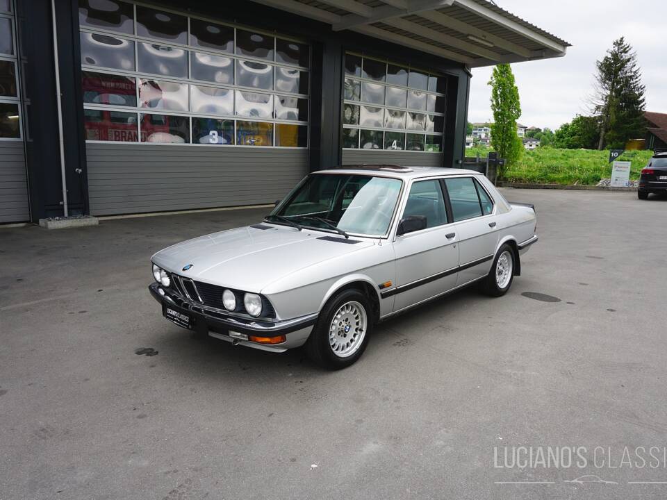 Image 1/59 of BMW 528i (1982)