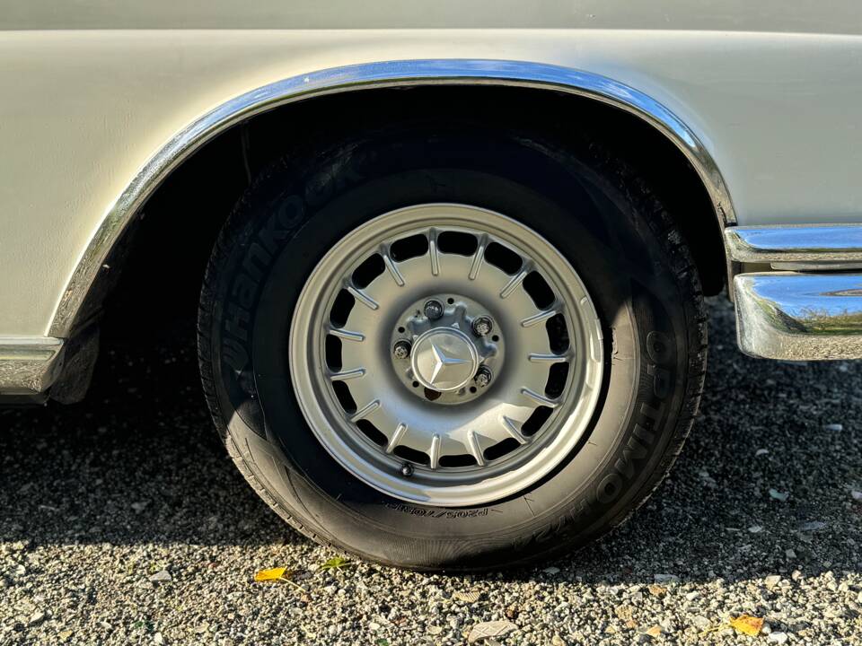 Image 52/132 of Mercedes-Benz 220 SE b (1963)