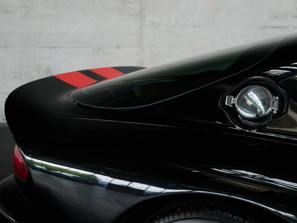 Image 32/50 of Dodge Viper GTS (2005)