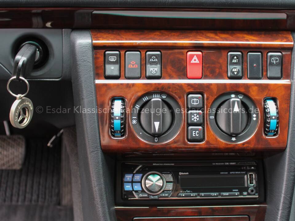Image 18/33 of Mercedes-Benz E 200 (1994)
