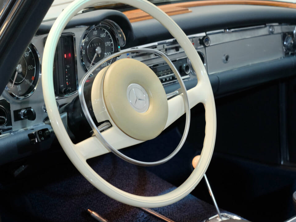 Image 24/36 of Mercedes-Benz 280 SL (1969)
