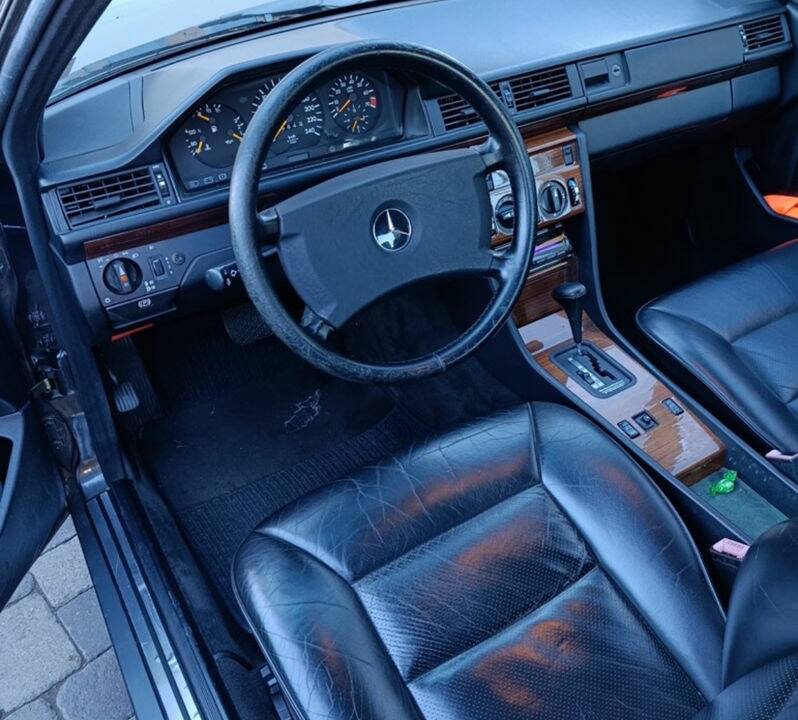 Image 2/7 de Mercedes-Benz 300 CE (1990)