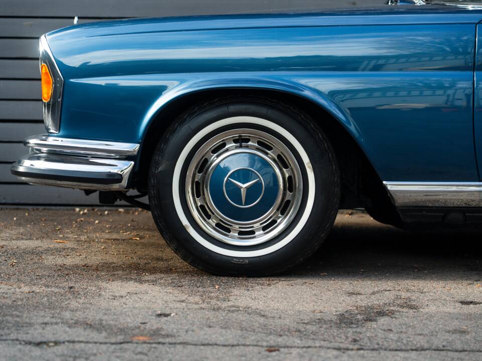 Image 12/57 de Mercedes-Benz 280 SE 3,5 (1971)