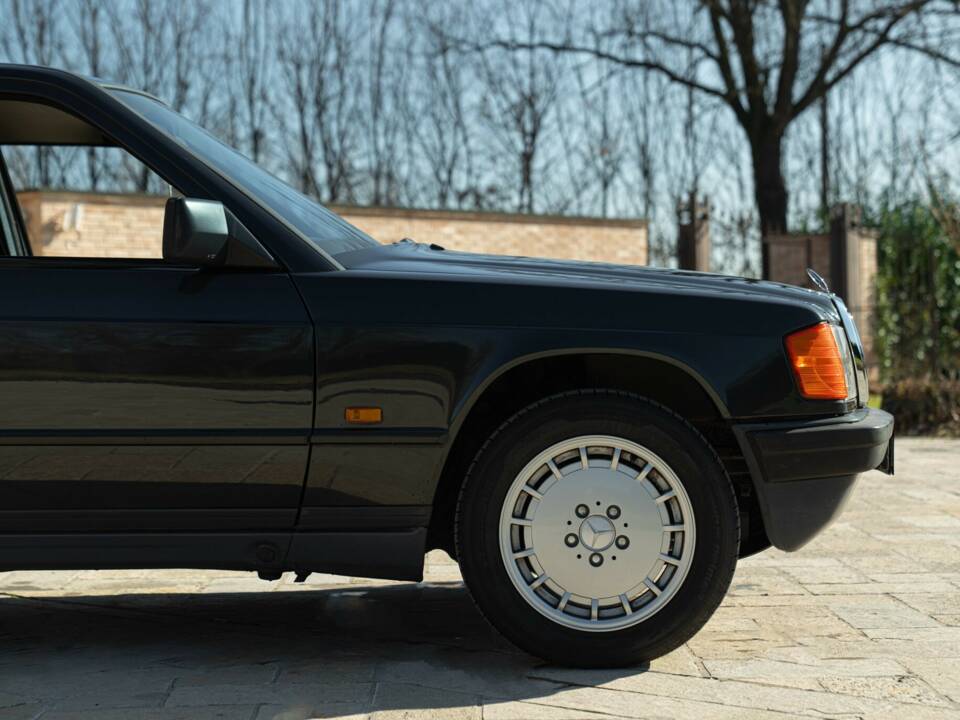 Imagen 20/50 de Mercedes-Benz 190 E (1988)