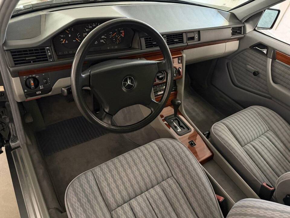 Image 35/43 of Mercedes-Benz 230 TE (1992)