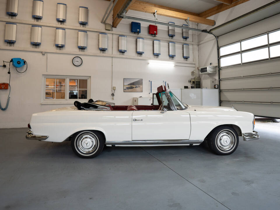 Image 8/37 of Mercedes-Benz 250 SE (1966)