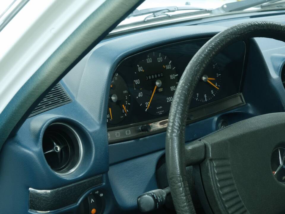 Bild 24/50 von Mercedes-Benz 230 (1977)