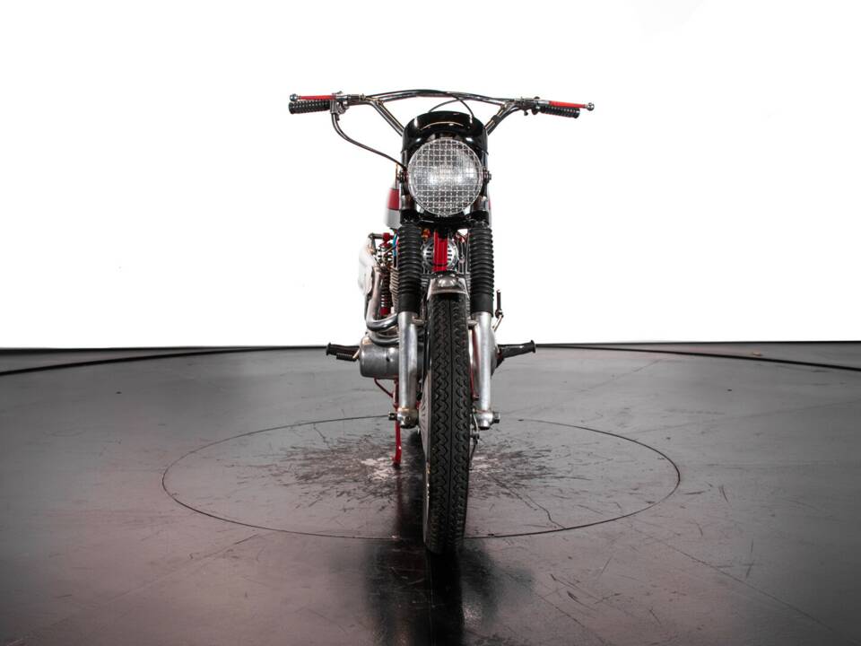 Image 4/34 of MV Agusta 250 Bicilindrica (1970)