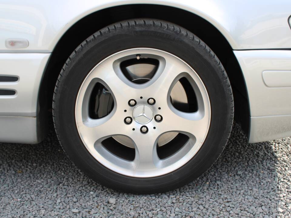 Image 21/50 of Mercedes-Benz SL 320 (2001)