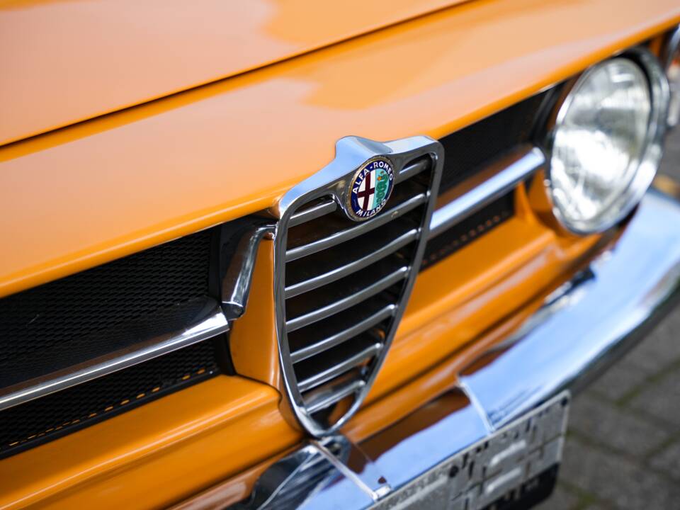 Image 22/38 of Alfa Romeo Giulia GT 1300 Junior (1968)