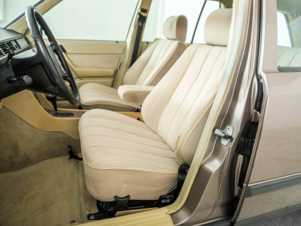 Image 15/50 of Mercedes-Benz 300 TD (1986)