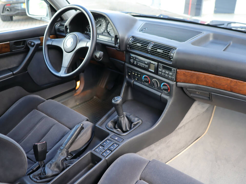 Image 16/41 of BMW 735i (1987)