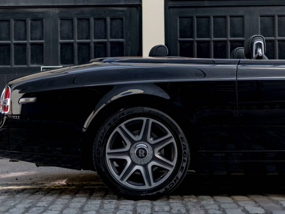 Image 17/34 of Rolls-Royce Phantom DHC (2008)